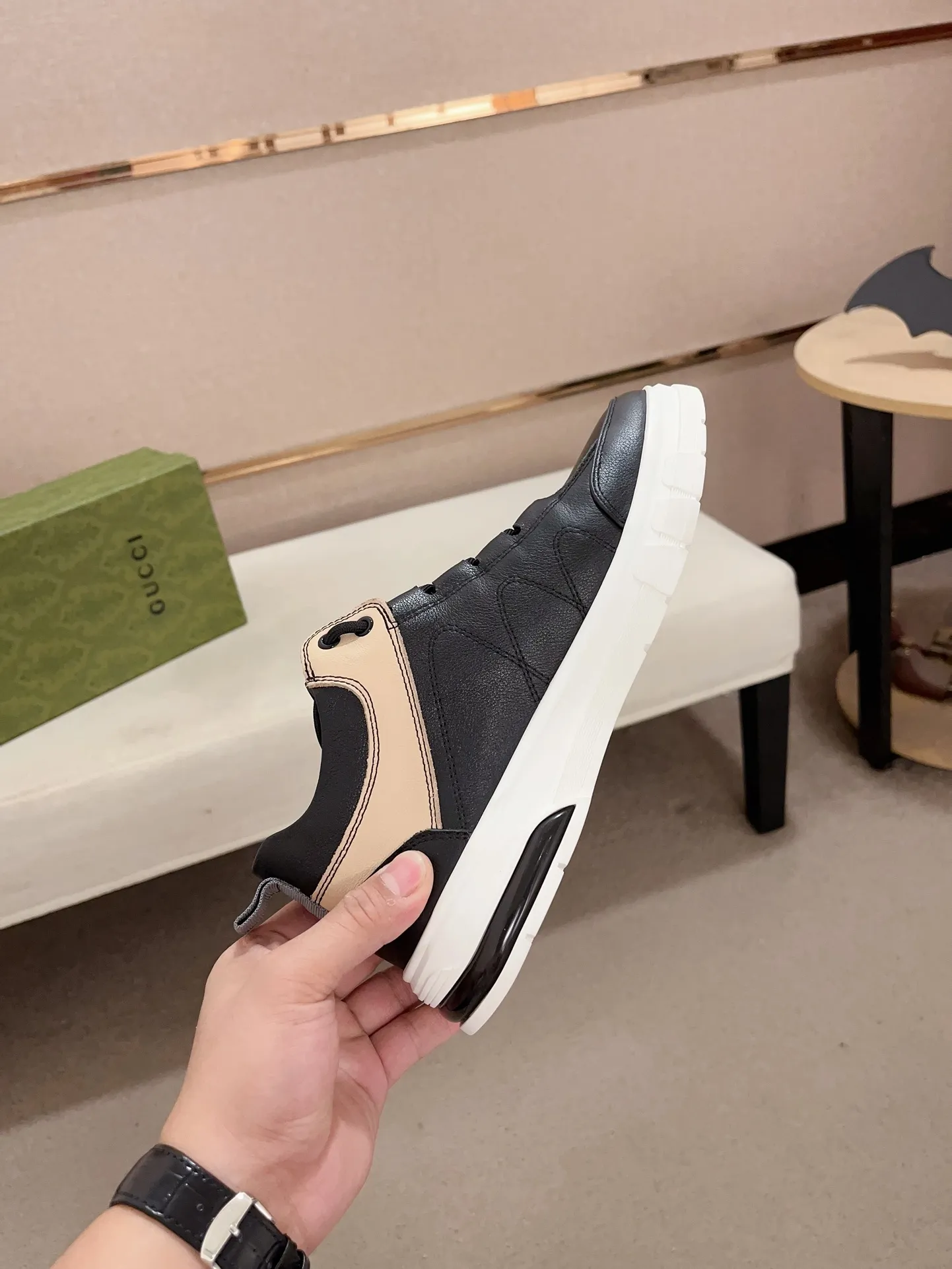 Men's shoes 💰 440 💰 High-quality new high-top GUCCI counters are on the market at the same time. The new men's shoes, 😘fabrics are selected imported cowhide, lining: sheepskin lining. 👍🏿 High-end ☄️ air-cushion molded anti-slip rubber outsole, exquisite lines, simple and elegant, comfortable and high-end for leisure travel. Code number: 38 to 44 (45 can be customized and cannot be returned or exchanged)